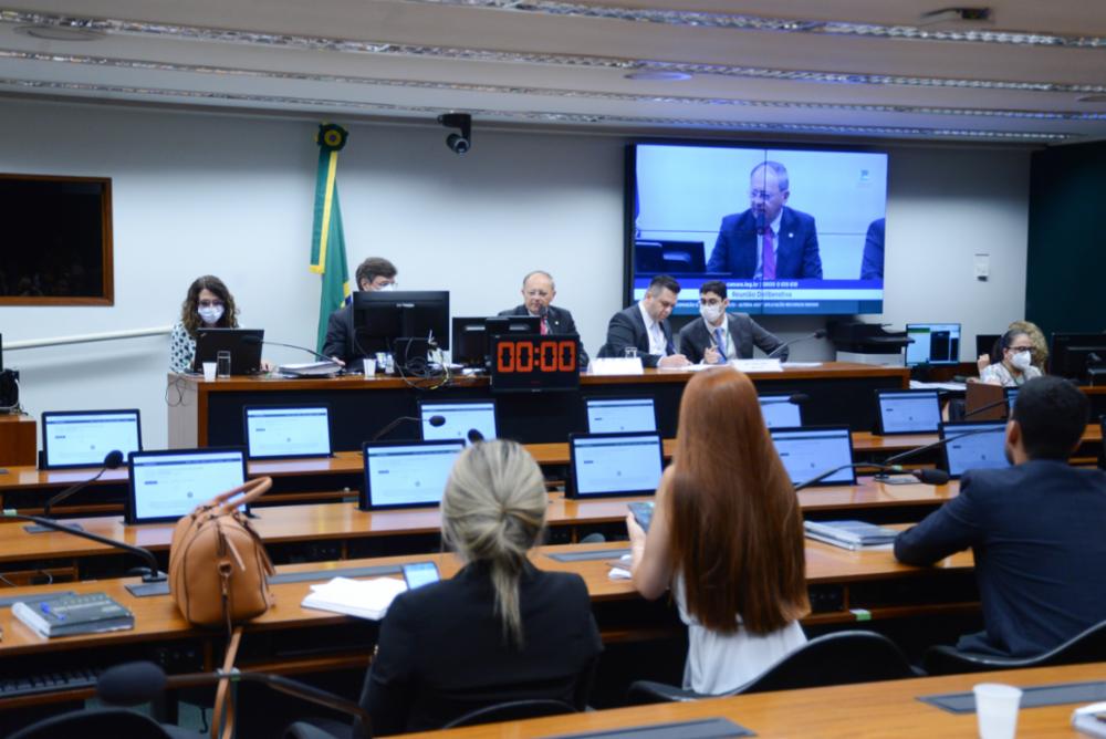 COMISSÃO APROVA PEC ISENTANDO GESTORES QUE NÃO INVESTIRAM MÍNIMO EM EDUCAÇÃO NA PANDEMIA